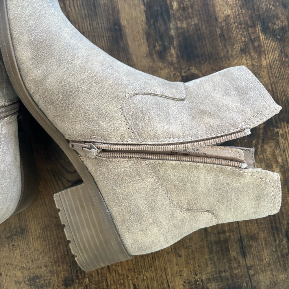 Frye Estrely Tan Ankle Boots with Suede Finish NWOT - Picture 5 of 7